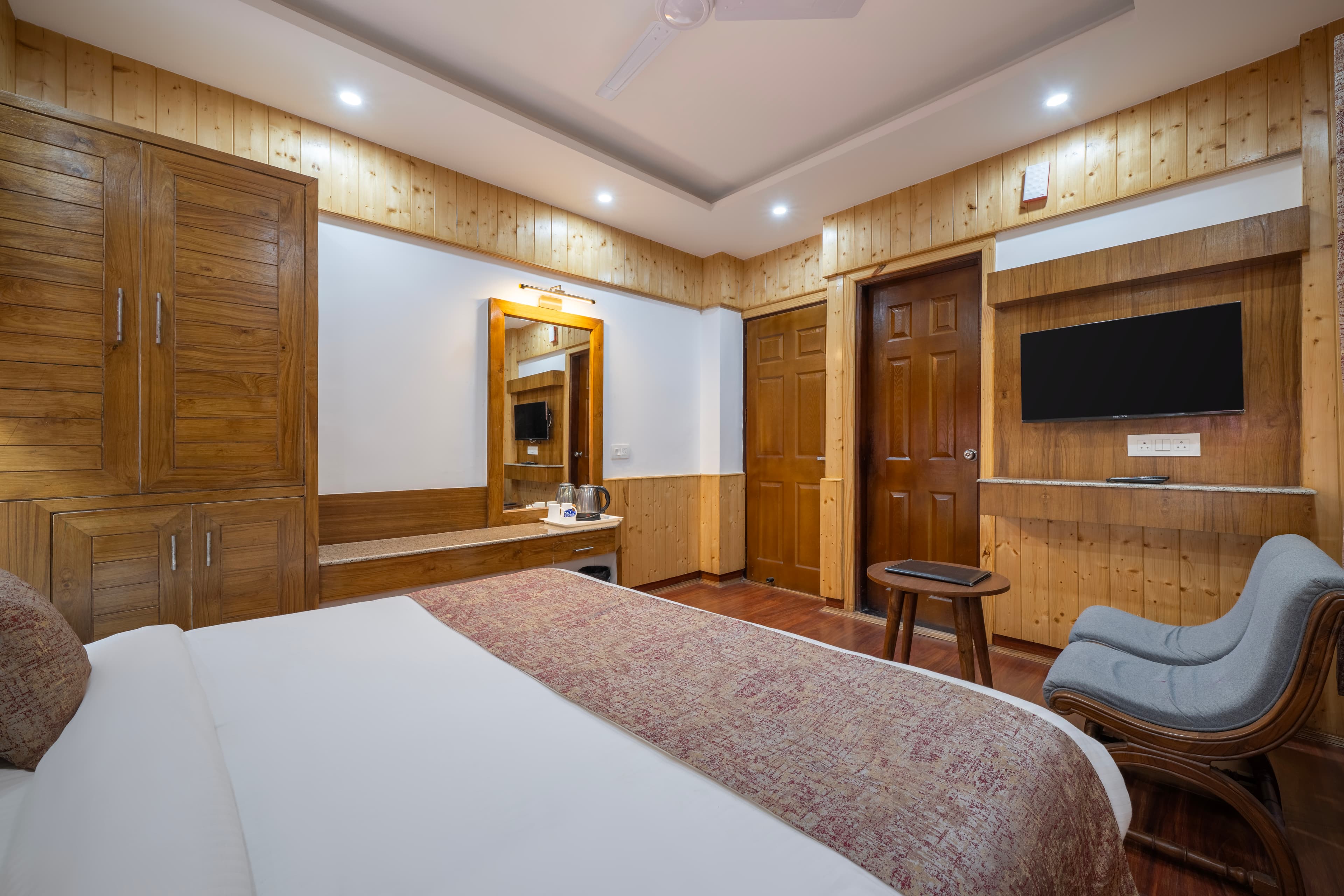 Super Deluxe photo 3